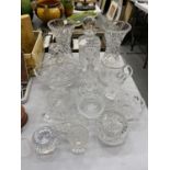 A QUANTITY OF GLASSWARE TO INCLUDE VASES, DECANTER, DISHES, JUGS, ETC