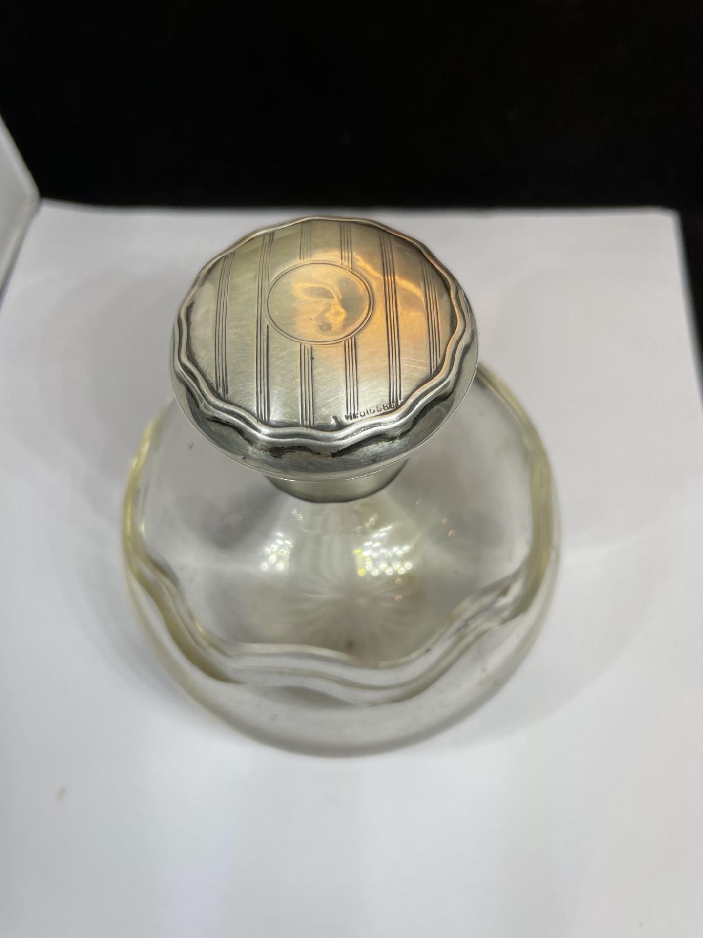 A LARGE GLASS PERFUME BOTTLE WITH HALLMARKED BIRMINGHAM SILVER TOP AND A STOPPER - Image 9 of 10