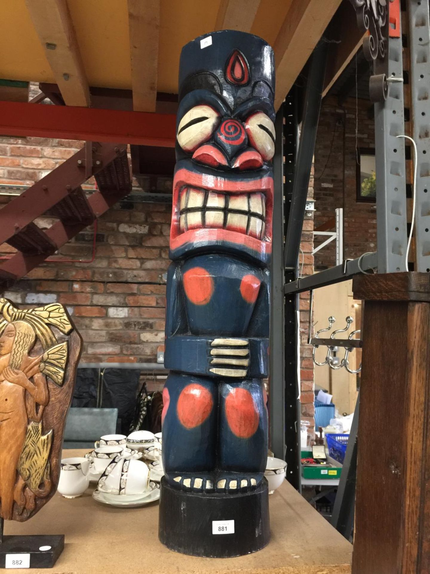 A LARGE CARVED TIKI TOTEM POLE 97CM TALL - Image 2 of 4