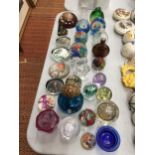 A COLLECTION OF GLASS PAPERWEIGHTS TO INCLUDE FLORAL, ANIMALS, ETC, PLUS A SIGNED M'DINA VASE
