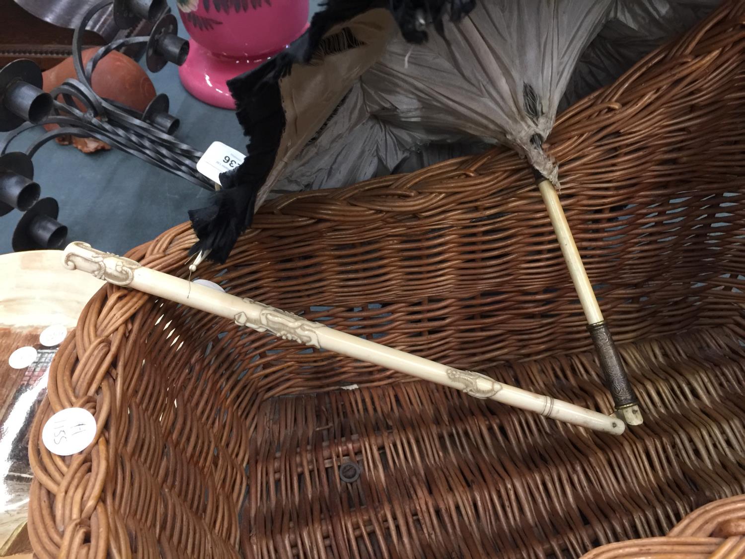 A CHILD'S/DOLL'S CARVED BONE HANDLED PARASOL AND A DOLL'S WICKER ROCKING CRADLE - Bild 2 aus 6