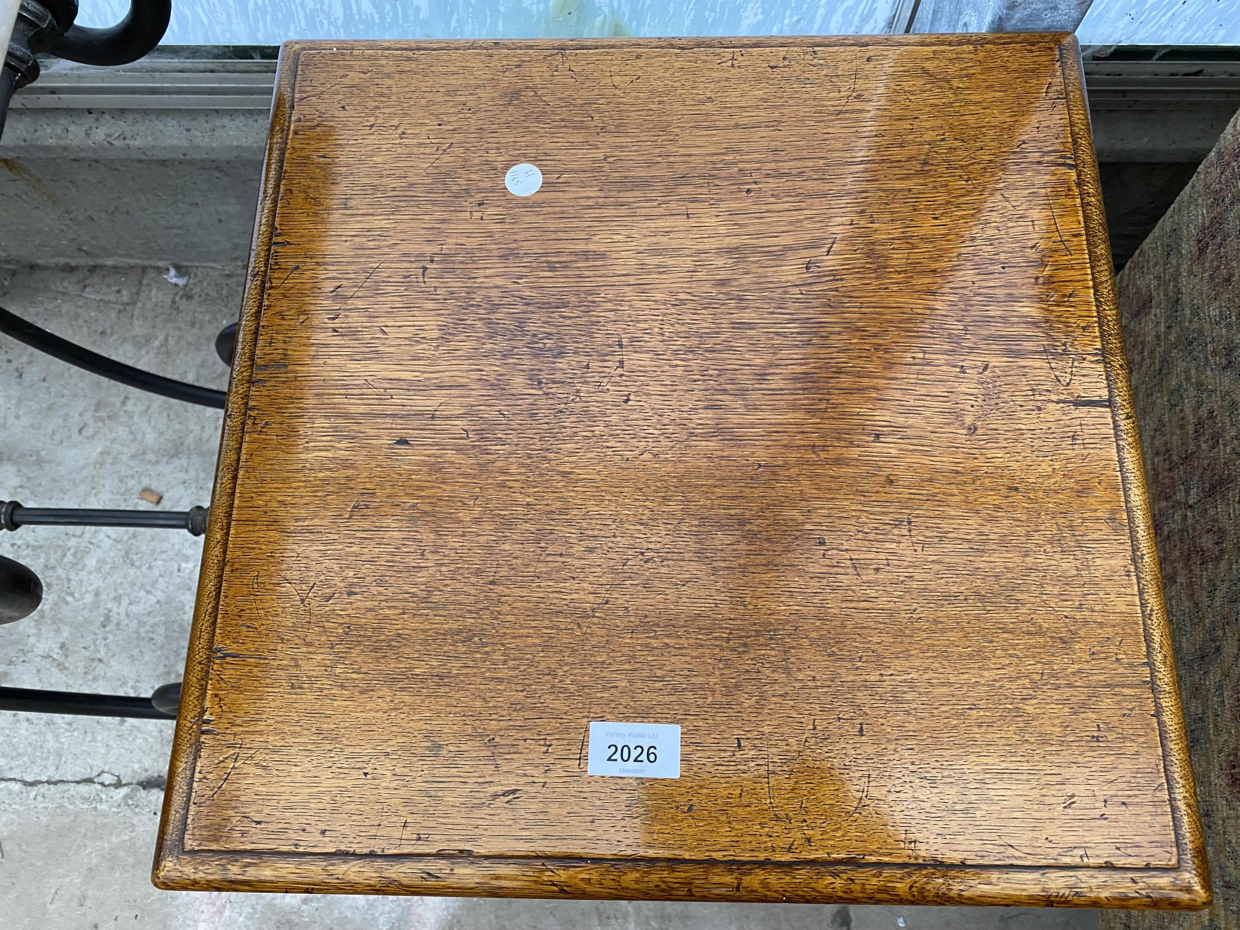 A GEORGE III STYLE LIGHT OAK TAPERED THREE TIER TABLE ON TURNED LEGS, 17" SQUARE - Image 4 of 4