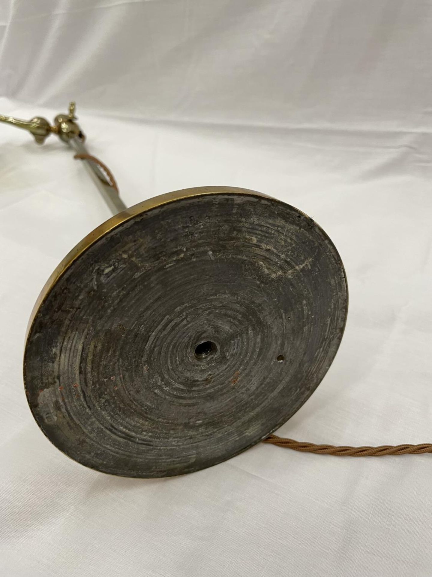 A HEAVY ANTIQUE ADJUSTABLE BRASS DESK LAMP WITH AN UNUSUAL GLASS SHADE - Image 6 of 6