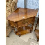 A GEORGE III STYLE LIGHT OAK CORNER TABLE WITH SINGLE DRAWER, ON TURNED LEGS, WITH OPEN BASE, 28"