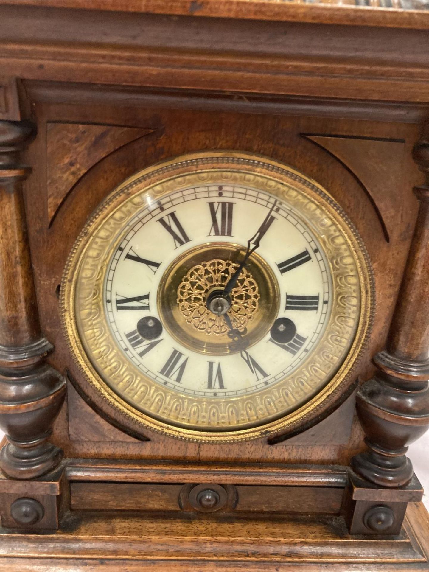 A MAHOGANY CASED MANTLE CLOCK WITH COLUMN DECORATION AND ROMAN NUMERALS HEIGHT 38CM, WIDTH 26CM, - Image 3 of 6