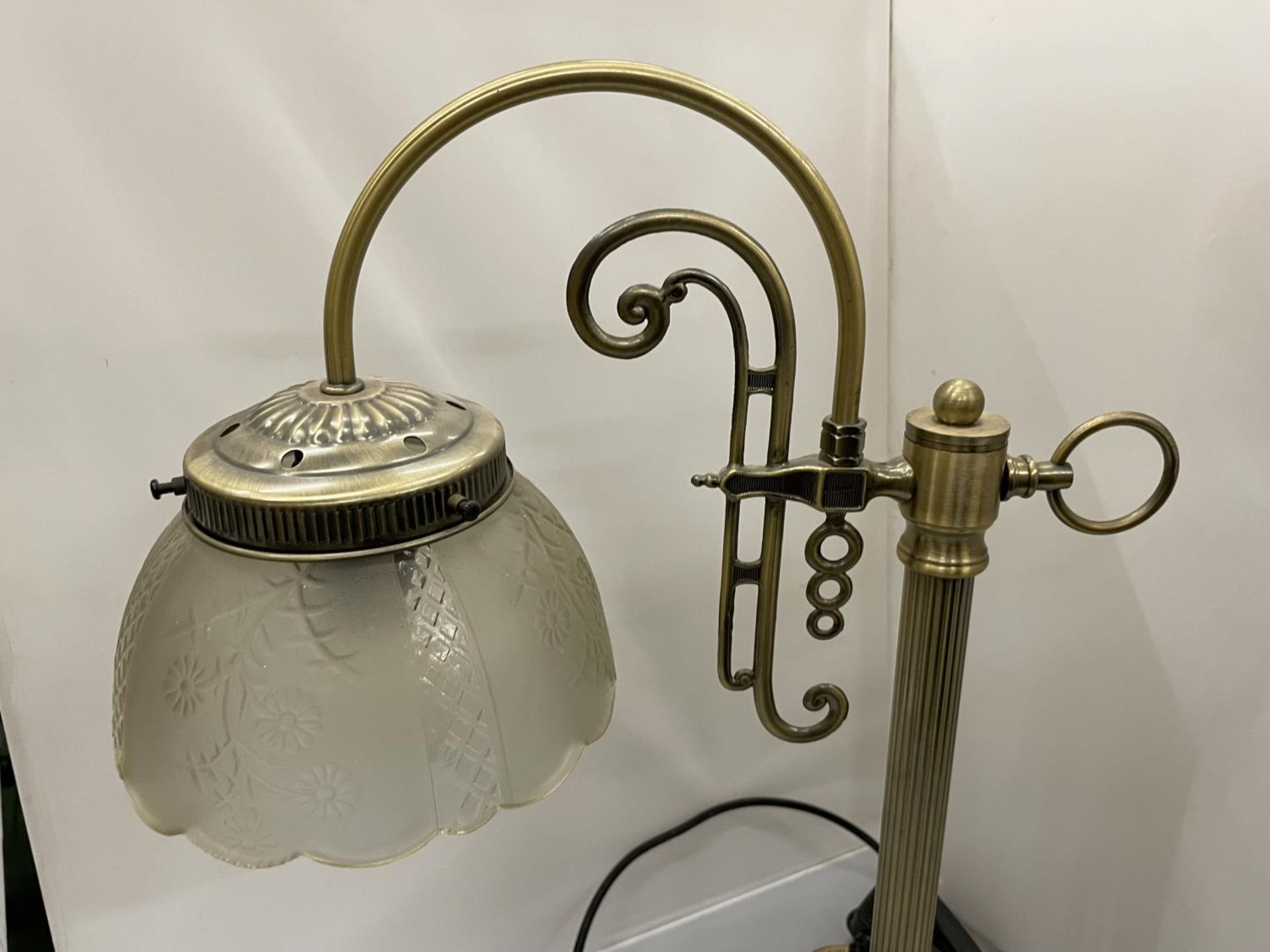 AN ANTIQUE STYLE BRASS DESK LAMP WITH GLASS SHADE - Image 2 of 4