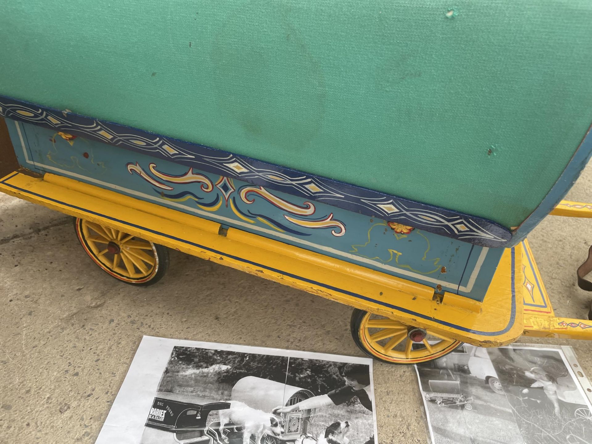 A VINTAGE MODEL TRAILER AND A MODEL ROMANY CARAVAN FROM THE BOSWELL MUSEUM THAT MARGRET BOSWELL USED - Image 6 of 9