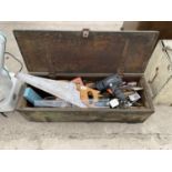 A LARGE WOODEN VINTAGE JOINERS CHEST WITH AN ASSORTMENT OF TOOLS TO INCLUDE A DRILL, SAWS AND WOOD