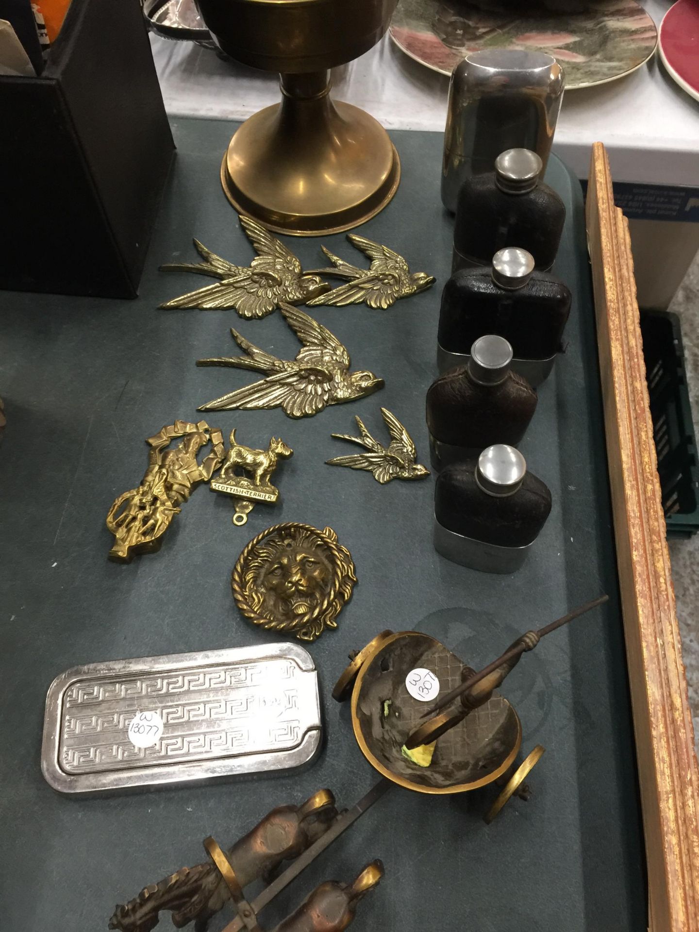 A QUANTITY OF BRASSWARE TO INCLUDE WALL MOUNTED BIRDS, OIL LAMP, CHARIOT AND HORSES, HIP FLASKS, ETC - Image 5 of 6