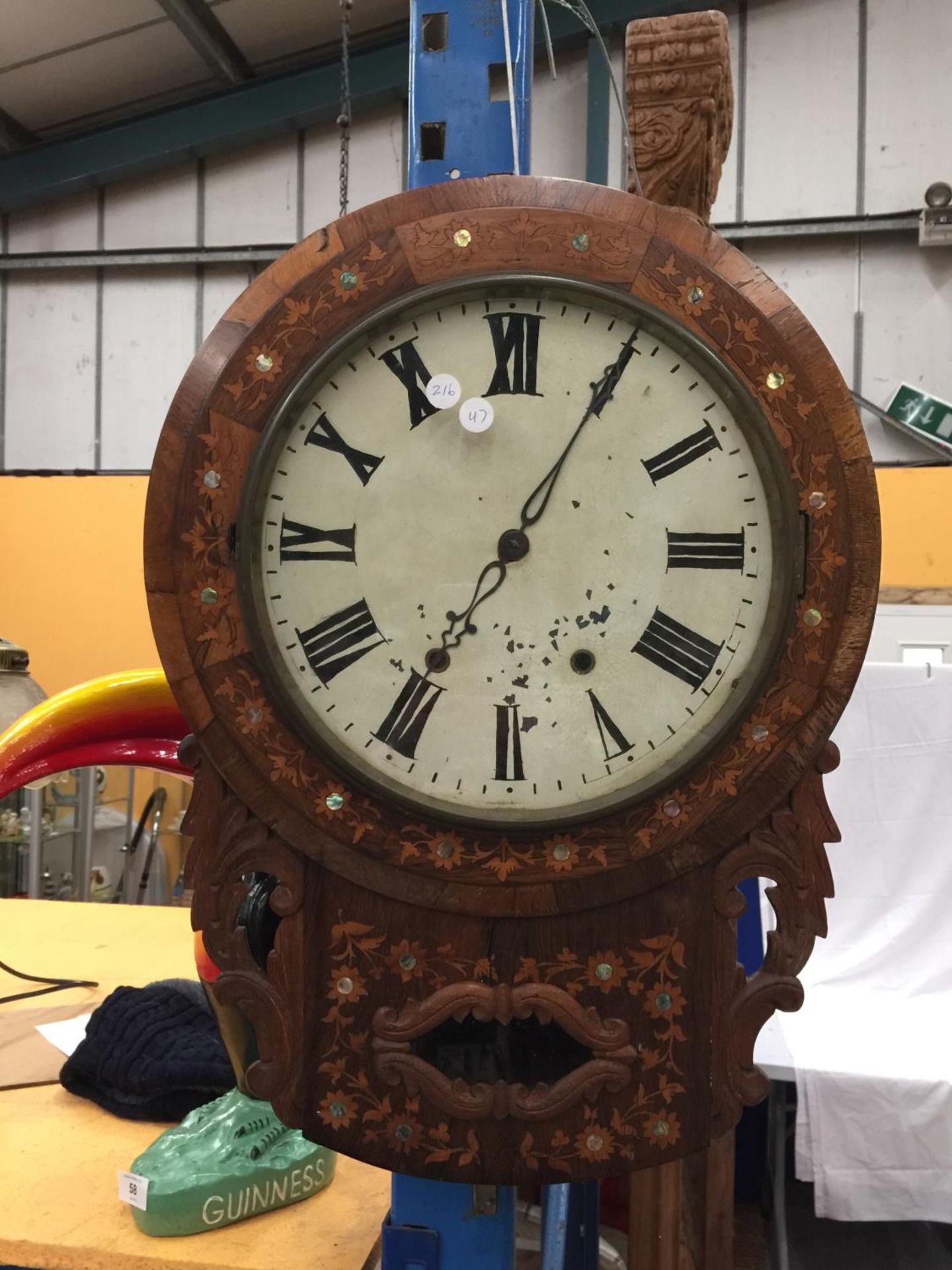 A DECORATIVE WALL CLOCK WITH ROMAN NUMERALS AND MOTHER OF PEARL INLAY - Image 4 of 6