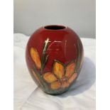 AN HAND PAINTED AND SIGNED IN GOLD ANITA HARRIS DAFFODIL VASE