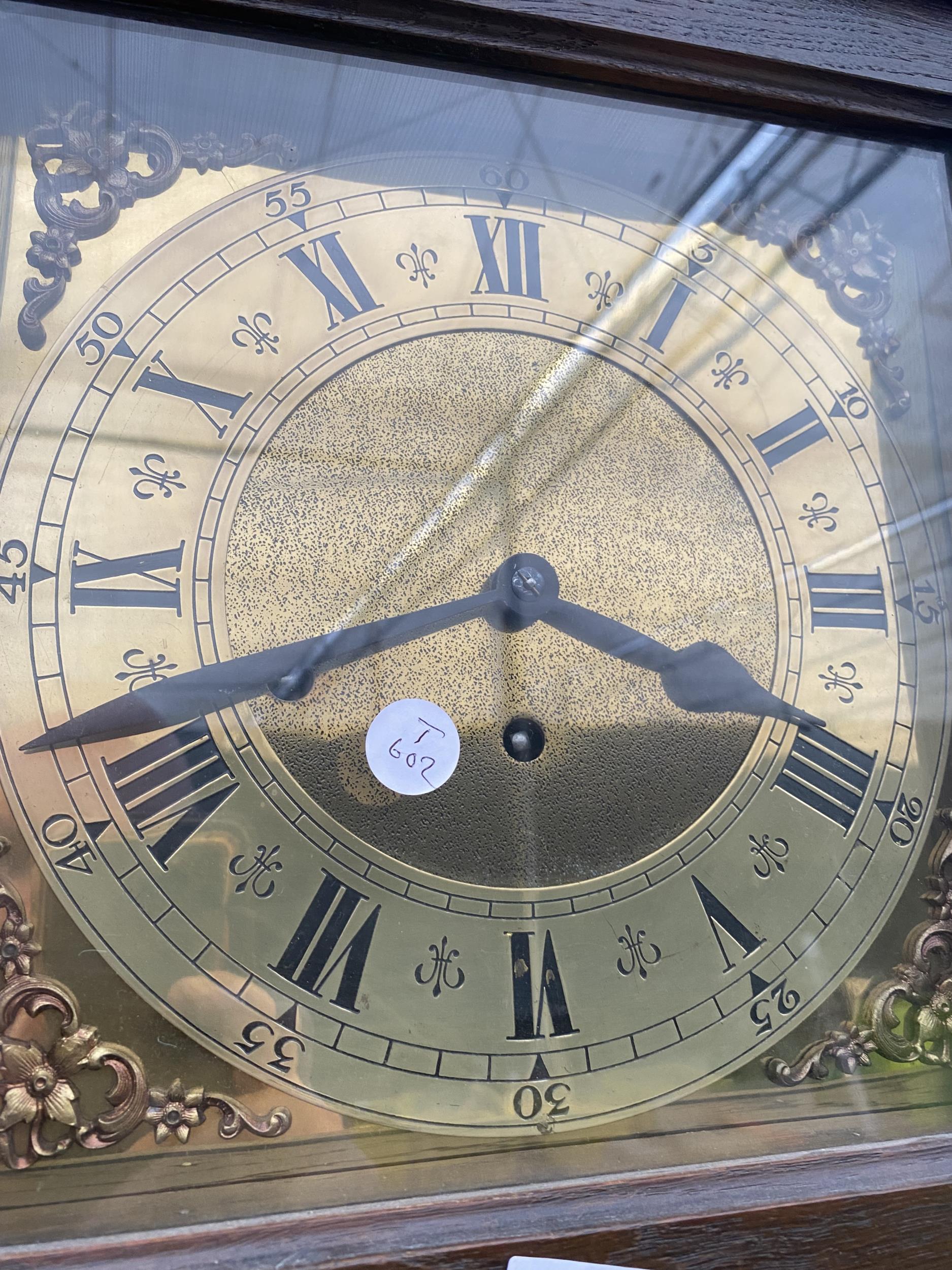 A OAK JACOBEAN STYLE BRASS FACED LONGCASE CLOCK WITH BARLEYTWIST UPRIGHTS - Bild 5 aus 8