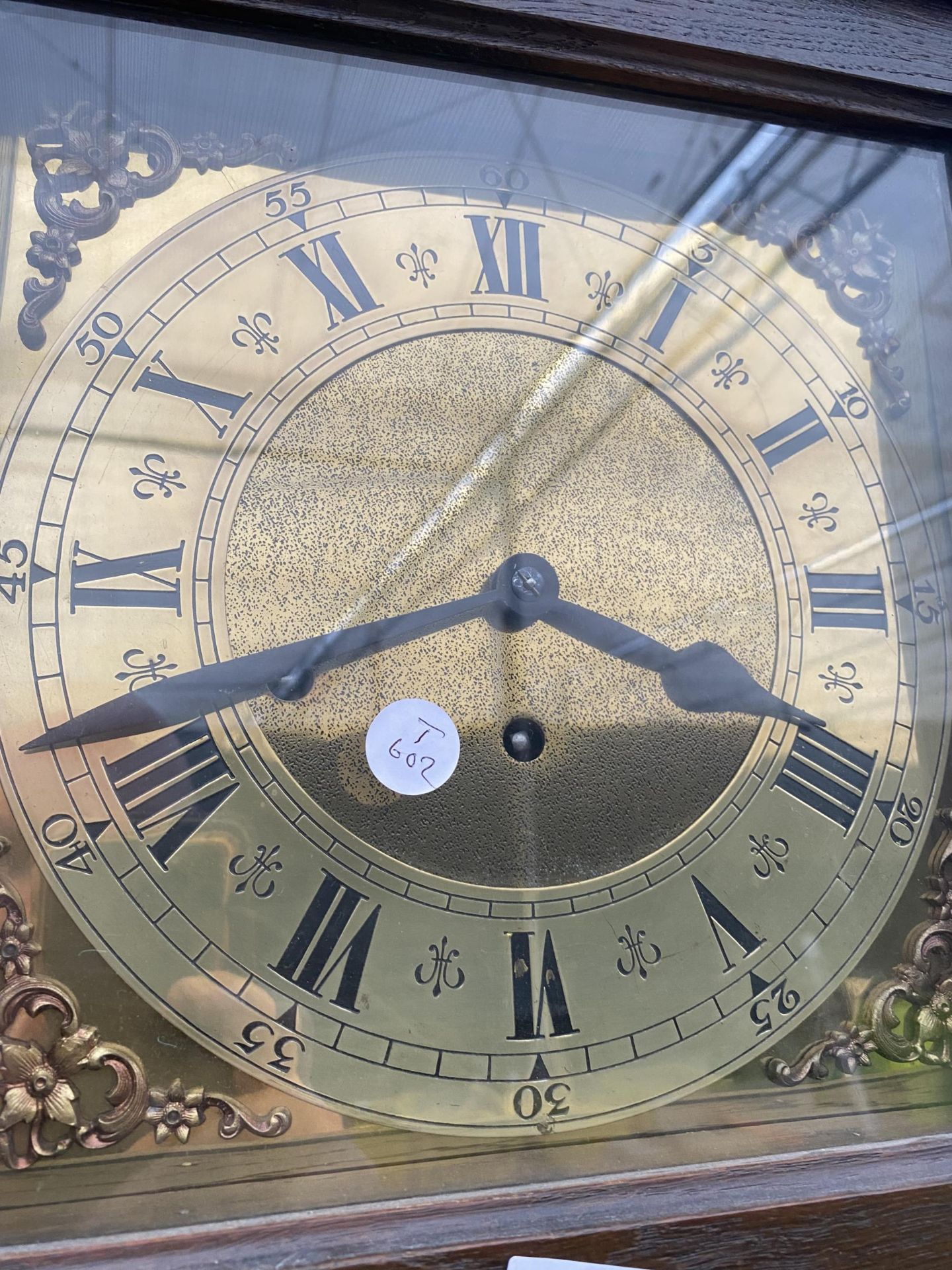 A OAK JACOBEAN STYLE BRASS FACED LONGCASE CLOCK WITH BARLEYTWIST UPRIGHTS - Image 5 of 8