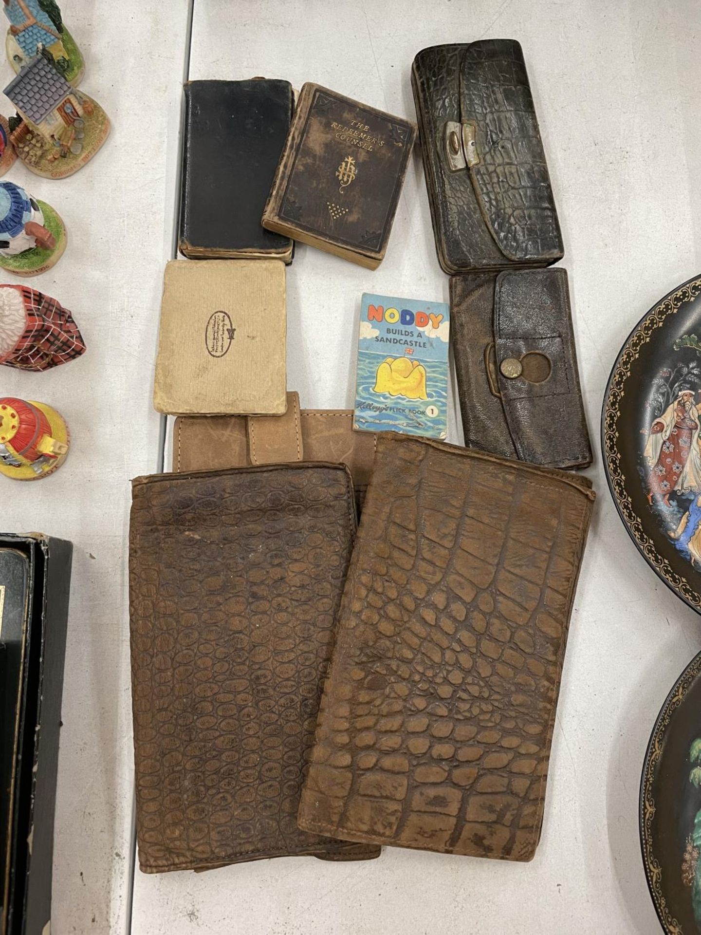 A COLLECTION OF LEATHER PURSES, WALLETS, ETC
