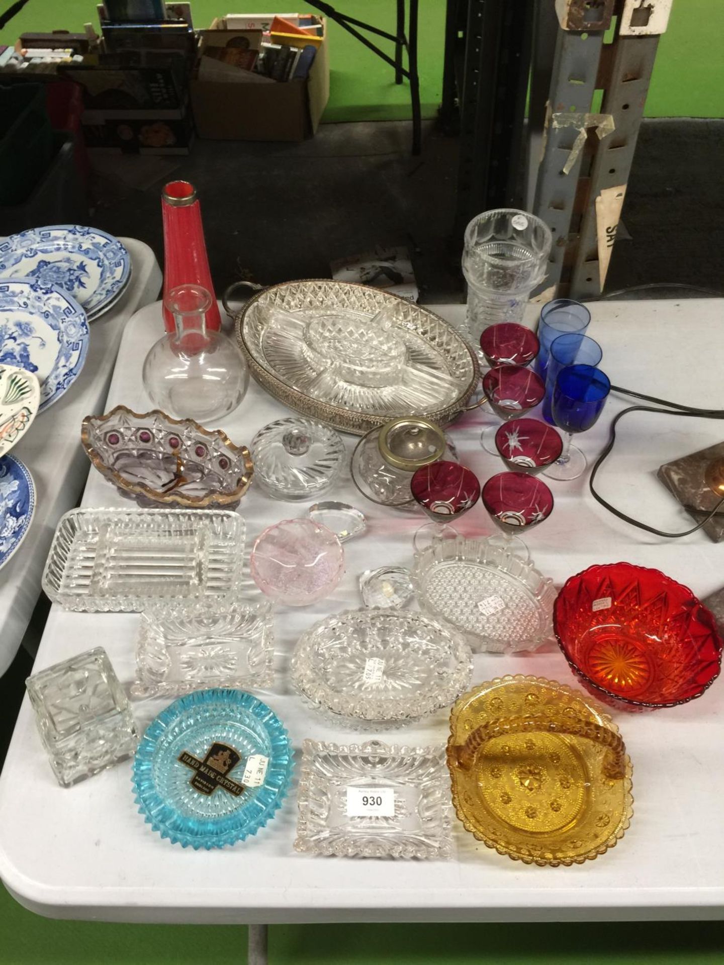 A QUANTITY OF GLASSWARE TO INCLUDE COLOURED GLASS, SERVING DISHES, CRANBERRY COLOURED MARTINI