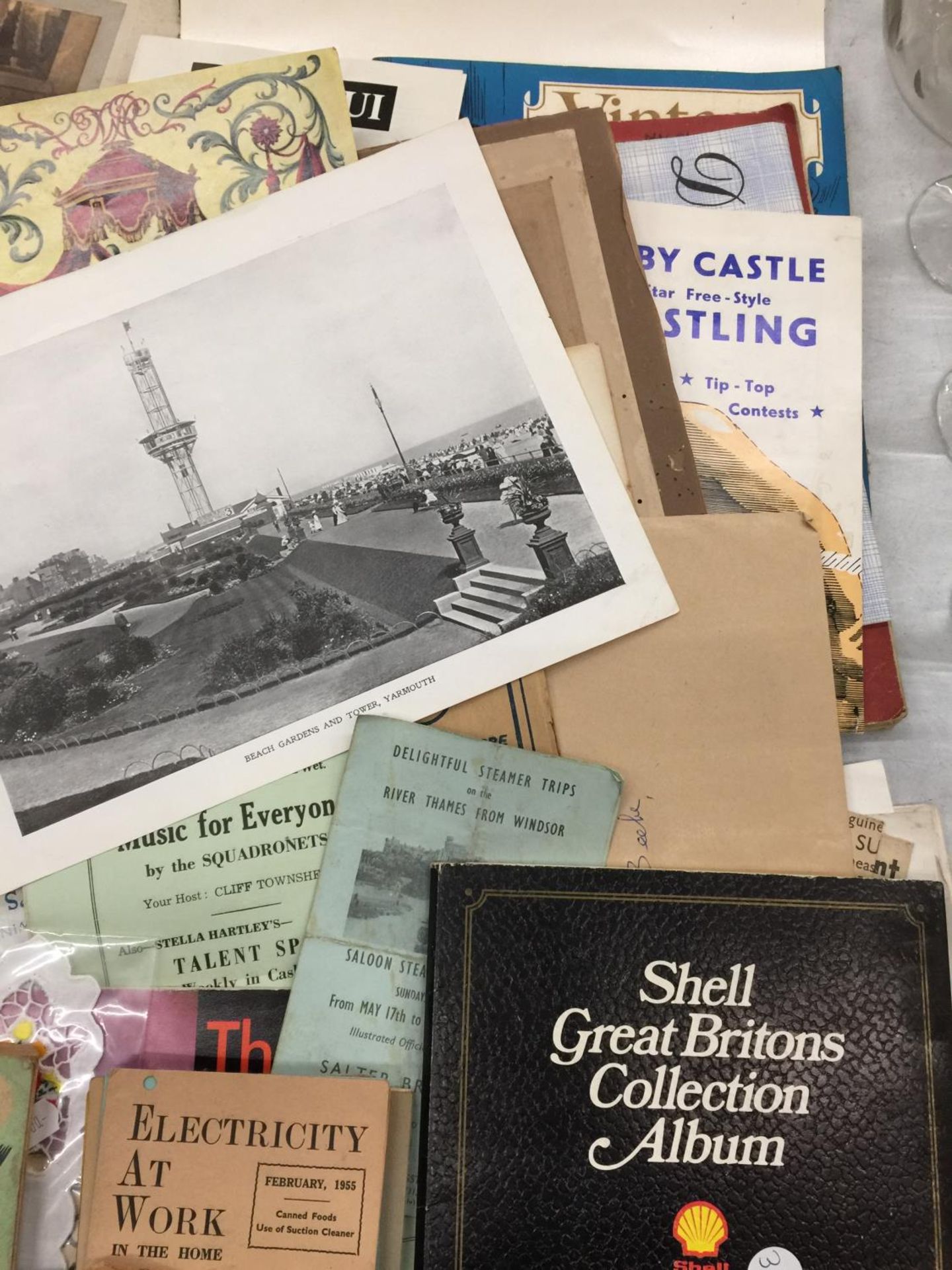 A COLLECTION OF EPHEMERA INCLUDING OLD PHOTOGRAPHS, TRAVEL LEAFLETS, THEATRE PROGRAMMES, ETC - Image 4 of 4