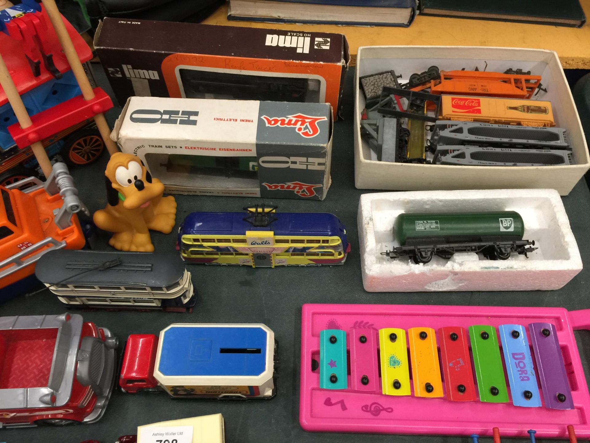 A QUANTITY OF TOYS TO INCLUDE DIE-CAST CARS, TOY STORY 'WOODY', DISNEY FIGURES, ETC - Image 11 of 14