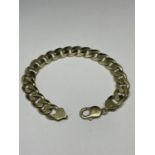 A HEAVY 9 CARAT GOLD MARKED 375 CURB LINK BRACELET LENGTH 22 CM GROSS WEIGHT 45.4 GRAMS