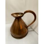 A VINTAGE ONE GALLON COPPER JUG WITH STAMP