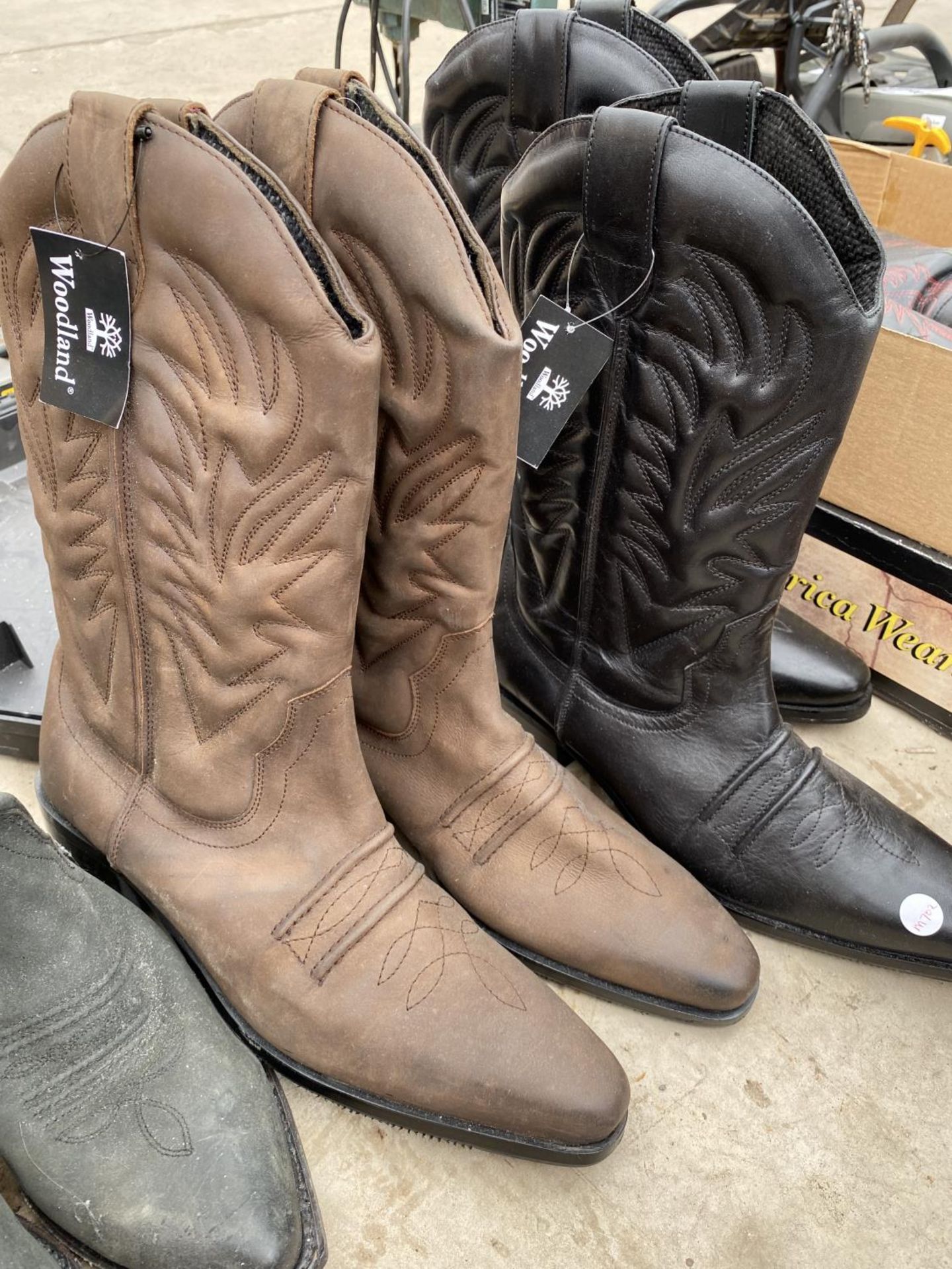 A LARGE COLLECTION OF GENTS COWBOY BOOTS FROM SIZE 10.5-12 - Image 3 of 5