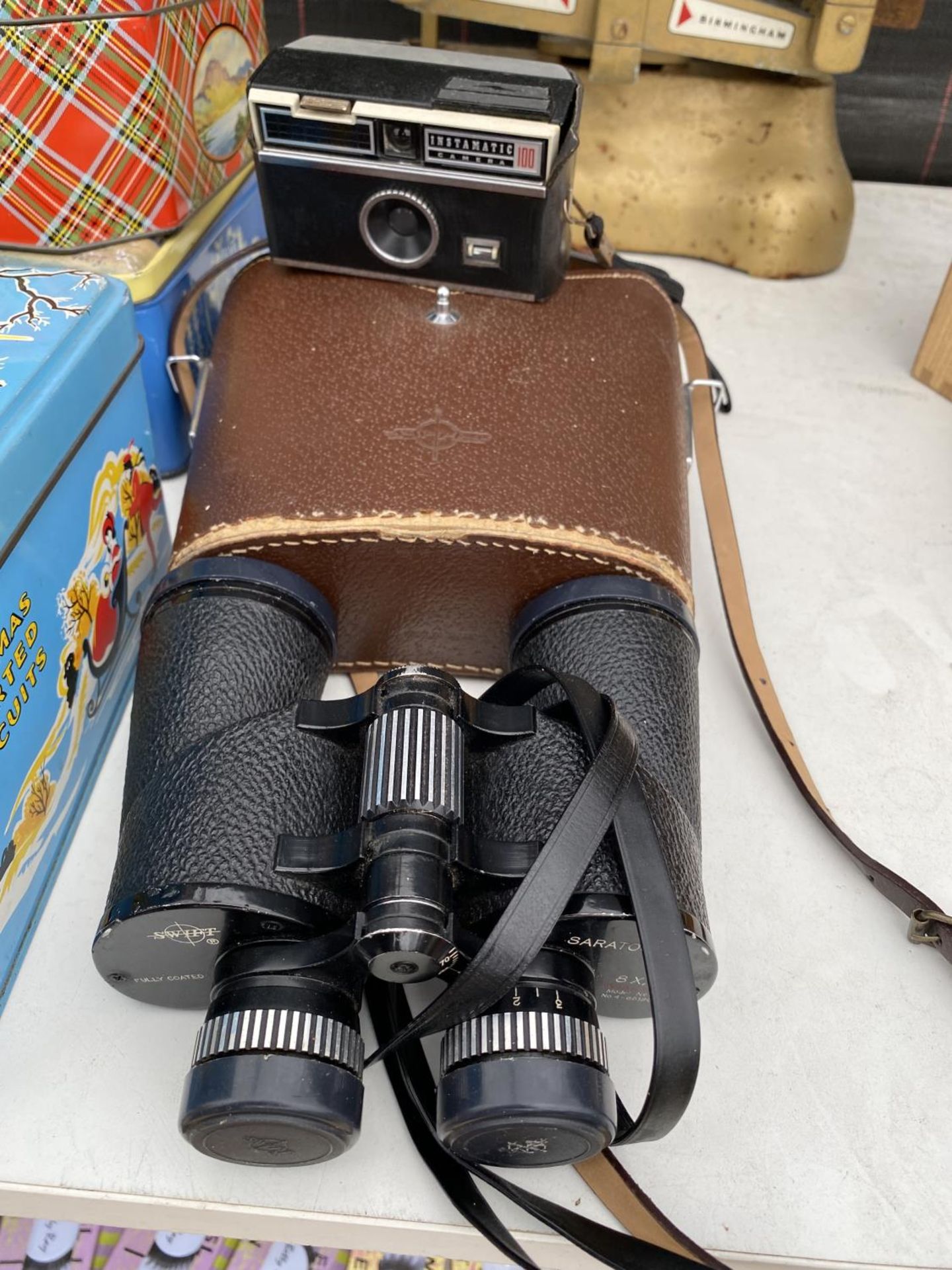 AN ASSORTMENT OF ITEMS TO INCLUDE A PAIR OF SWIFT BINOCULARS, AN INSTAMATIC CAMERA AND VARIOUS - Image 3 of 5