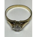 A 9 CARAT GOLD RING WITH A CENTRE CLEAR STONE SIZE Q/R