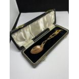 A 9 CARAT GOLD SPOON IN A PRESENTATION BOX SPOON GROSS WEIGHT 22 GRAMS