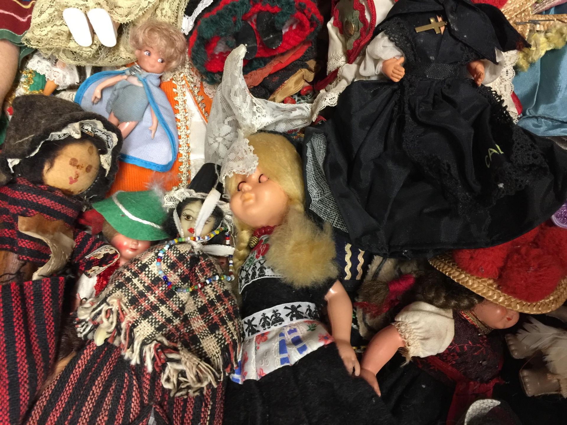 A LARGE QUANTITY OF COLLECTABLE DOLLS IN VARIOUS COSTUMES - Image 6 of 6