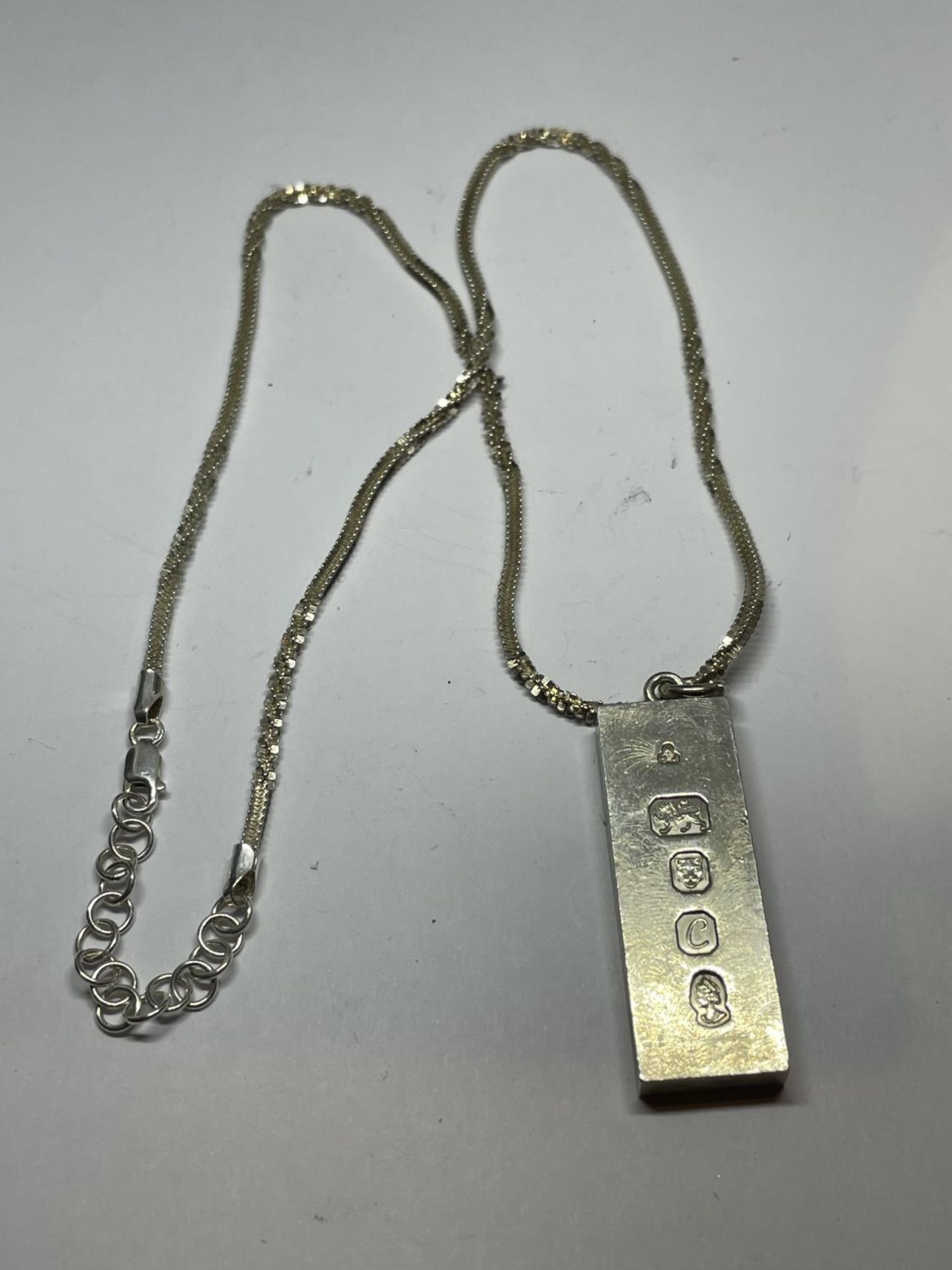 A LARGE HALLMARKED LONDON SILVER INGOT ON A MARKED 925 SILVER CHAIN