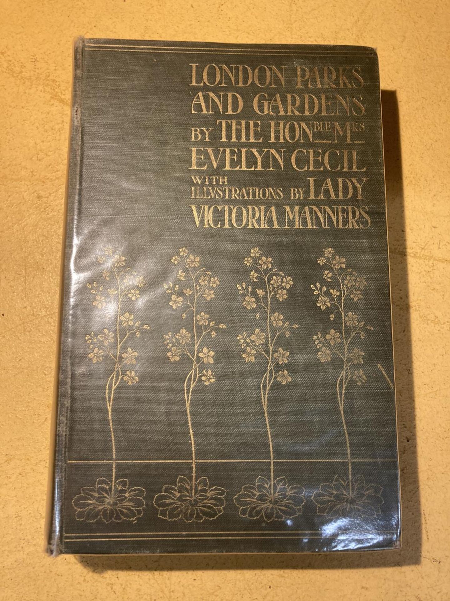 A 1ST EDITION LONDON PARKS AND GARDENS - EVELYN CECIL - 1907 GILT ILLUSTRATED BOARDS, WITH CLEAR