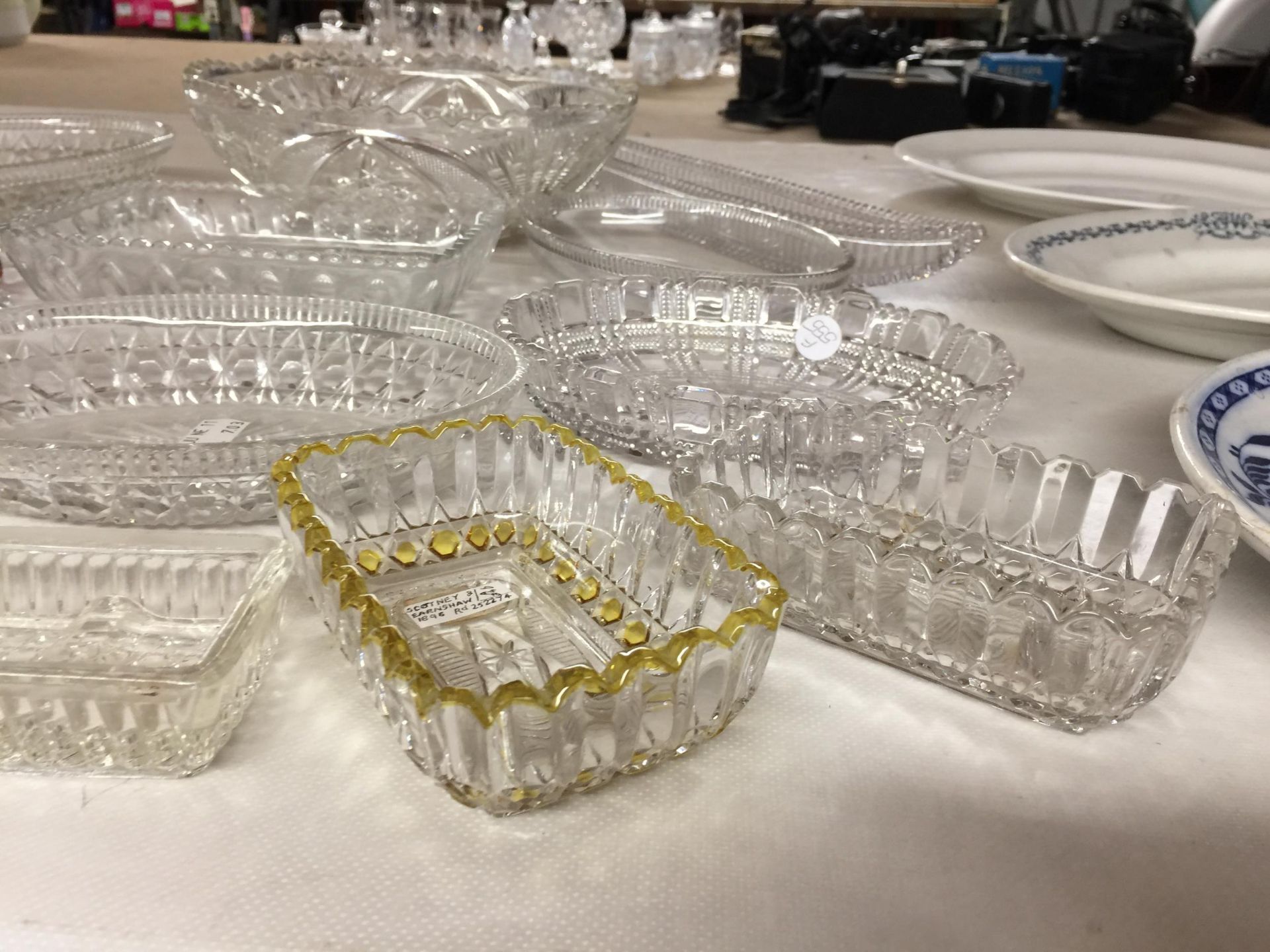 A QUANTITY OF GLASSWARE INCLUDING BOWLS, SERVING DISHES, ETC - Image 4 of 4