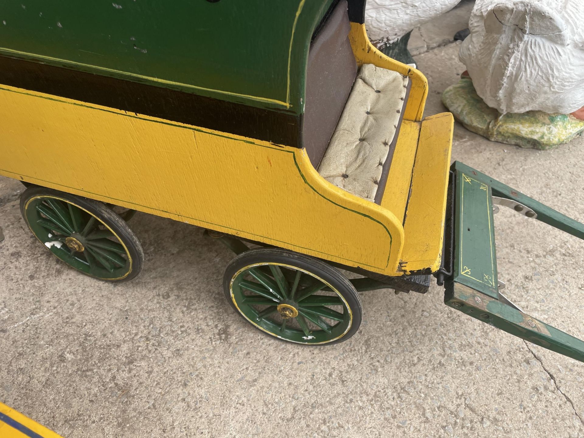 A VINTAGE MODEL TRAILER AND A MODEL ROMANY CARAVAN FROM THE BOSWELL MUSEUM THAT MARGRET BOSWELL USED - Image 8 of 9