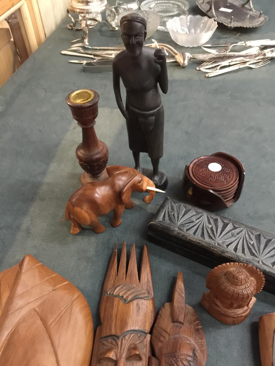A QUANTITY OF TREEN ITEMS TO INCLUDE AFRICAN MASKS, FIGURES, BOX, COASTERS, ETC - Bild 6 aus 6
