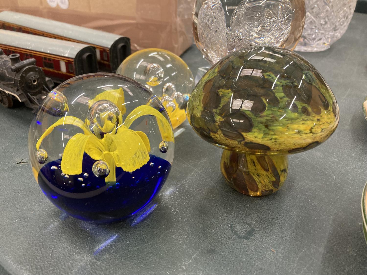 THREE PAPERWEIGHTS, ONE IN THE FORM OF A MUSHROOM AND A 'GYPSIES' CRYSTAL BALL - Bild 3 aus 4