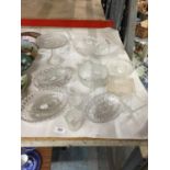 A QUANTITY OF GLASSWARE INCLUDING BOWLS, CAKE STAND, ETC