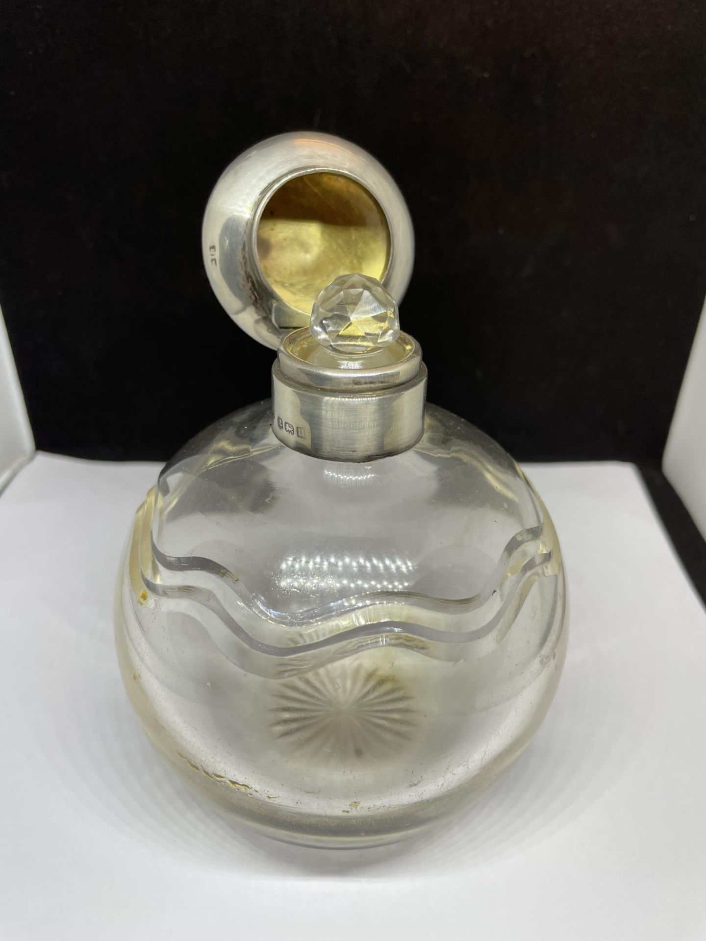 A LARGE GLASS PERFUME BOTTLE WITH HALLMARKED BIRMINGHAM SILVER TOP AND A STOPPER - Image 5 of 10