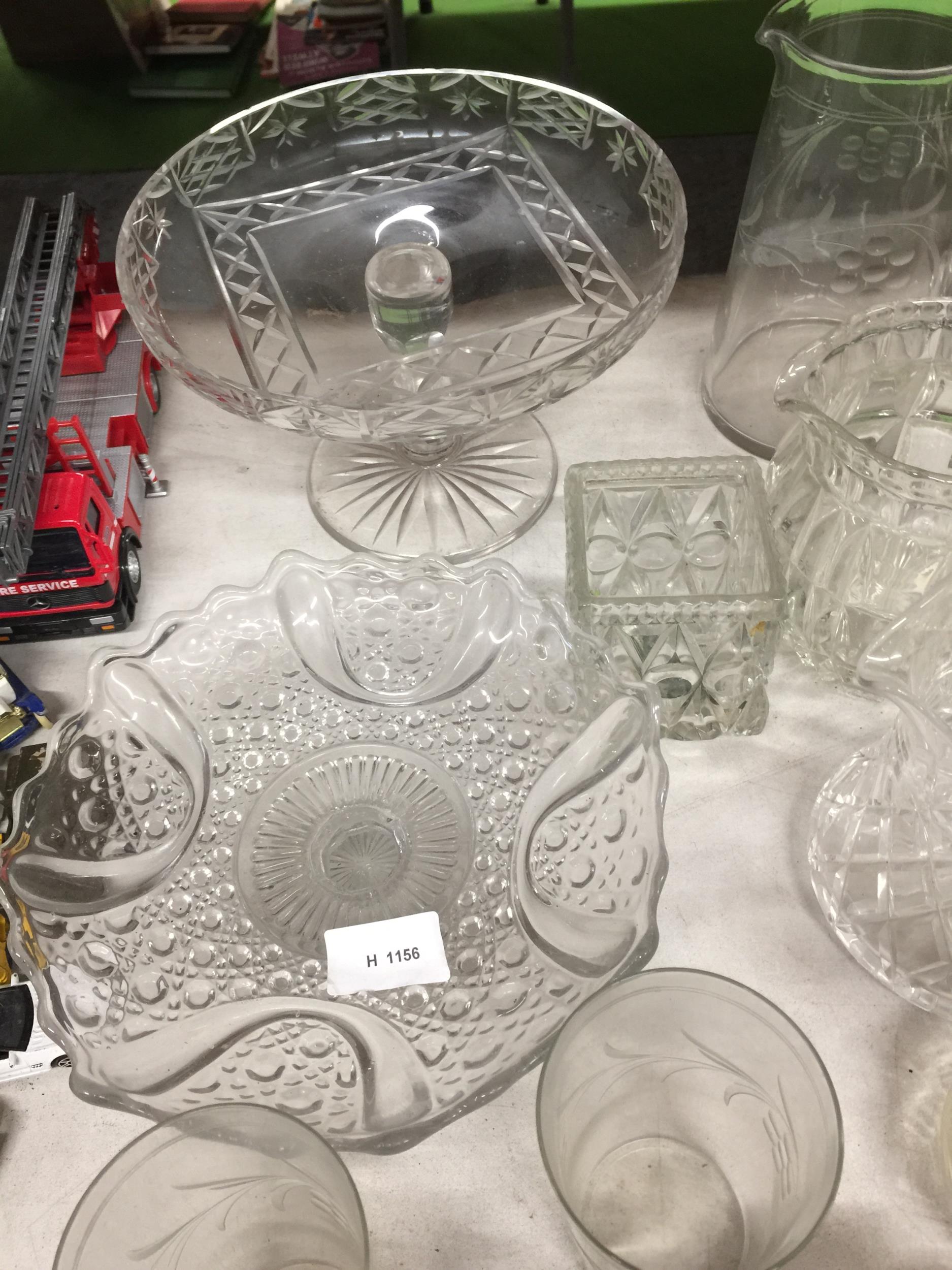 A QUANTITY OF GLASSWARE INCLUDING ETCHED TUMBLERS, CAKE STANDS, JUGS, ETC - Image 4 of 6