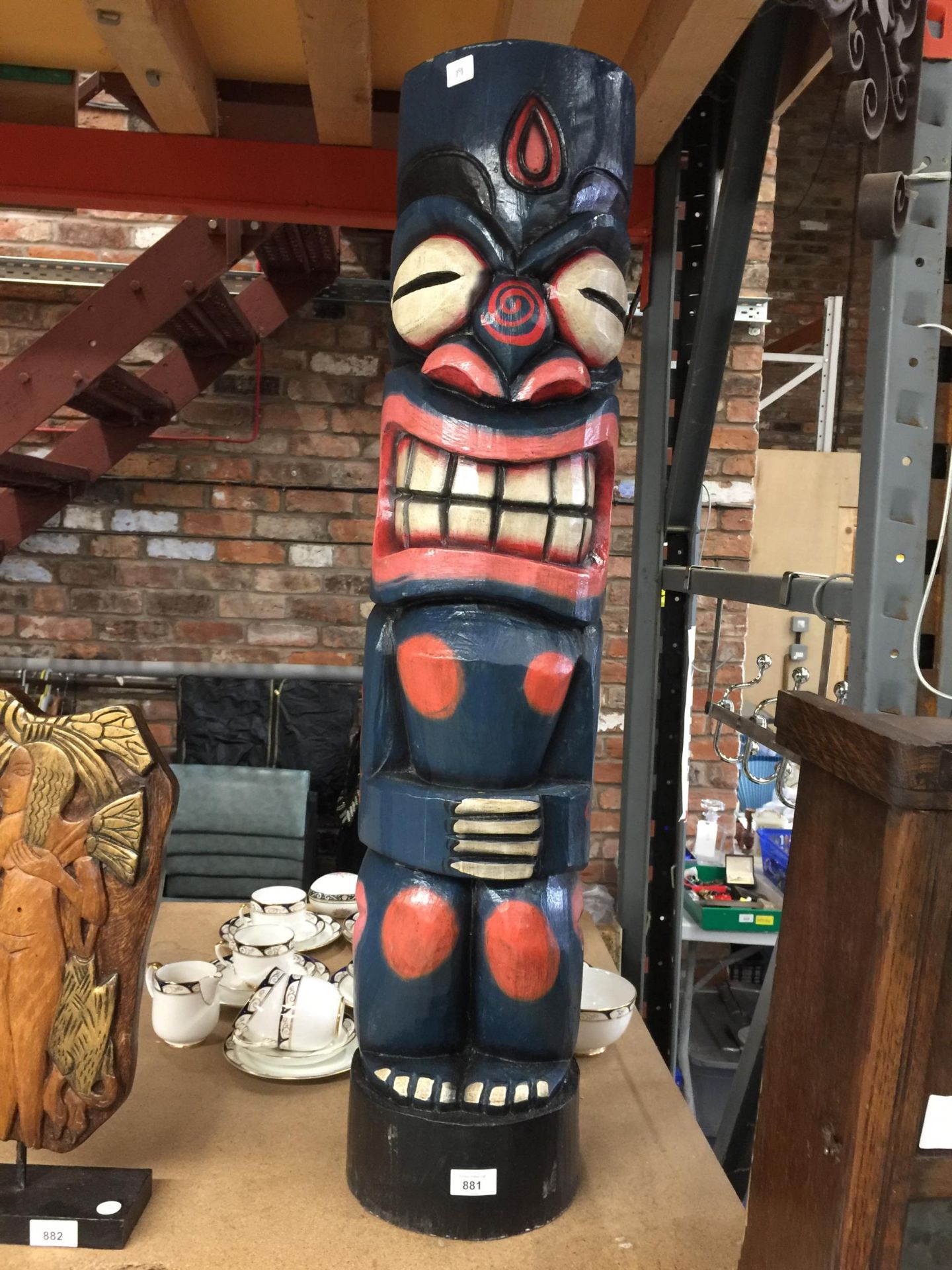 A LARGE CARVED TIKI TOTEM POLE 97CM TALL - Image 3 of 4