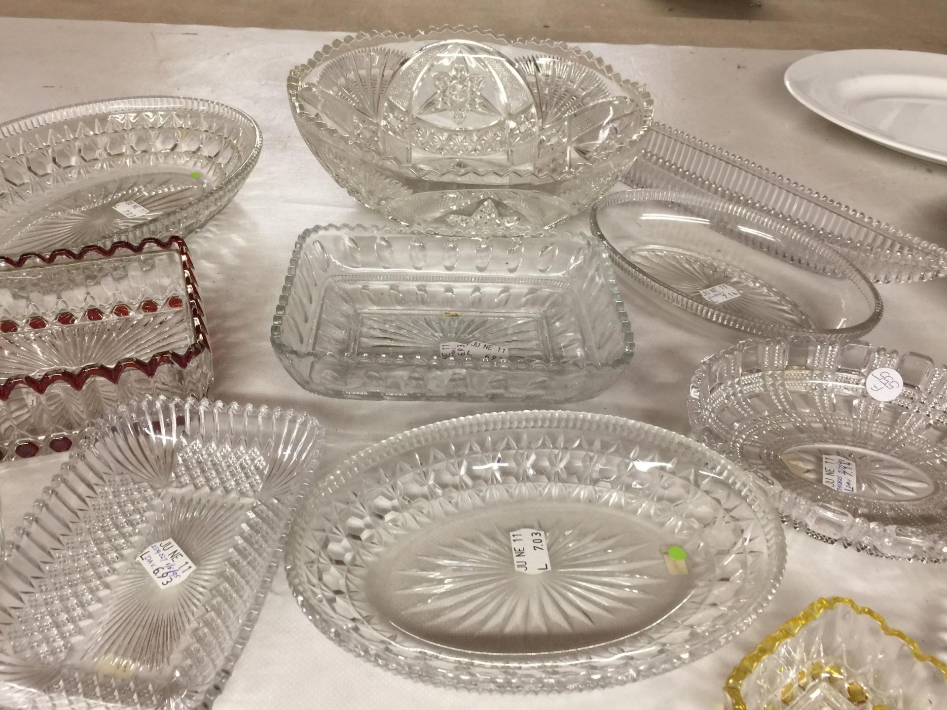 A QUANTITY OF GLASSWARE INCLUDING BOWLS, SERVING DISHES, ETC - Image 3 of 4