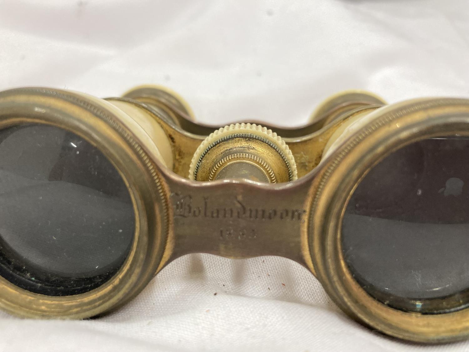 A PAIR OF VINTAGE BONE OPERA GLASSES - Bild 4 aus 4