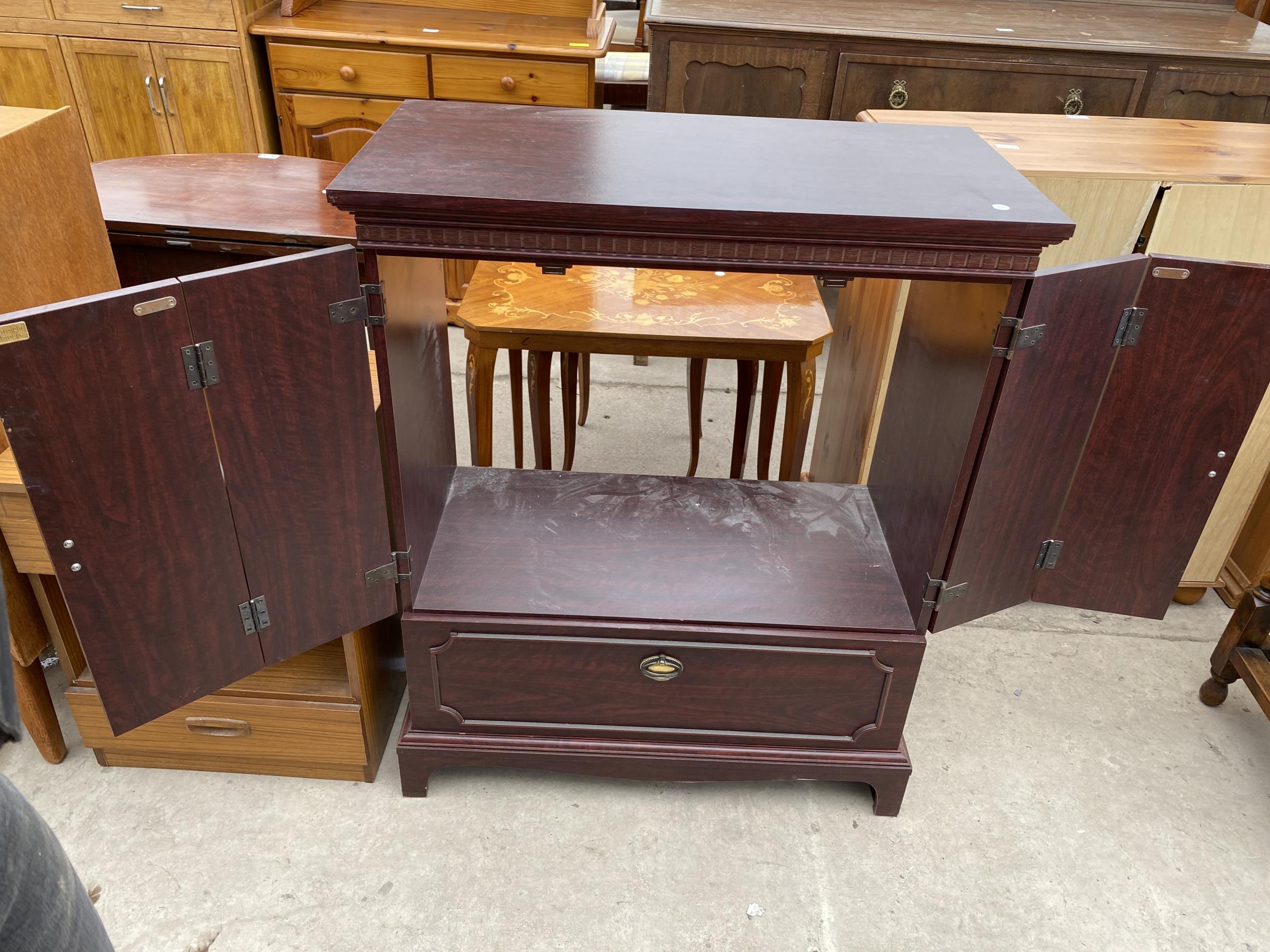 A BEDSIDE LOCKER AND TV CABINET - Image 5 of 6