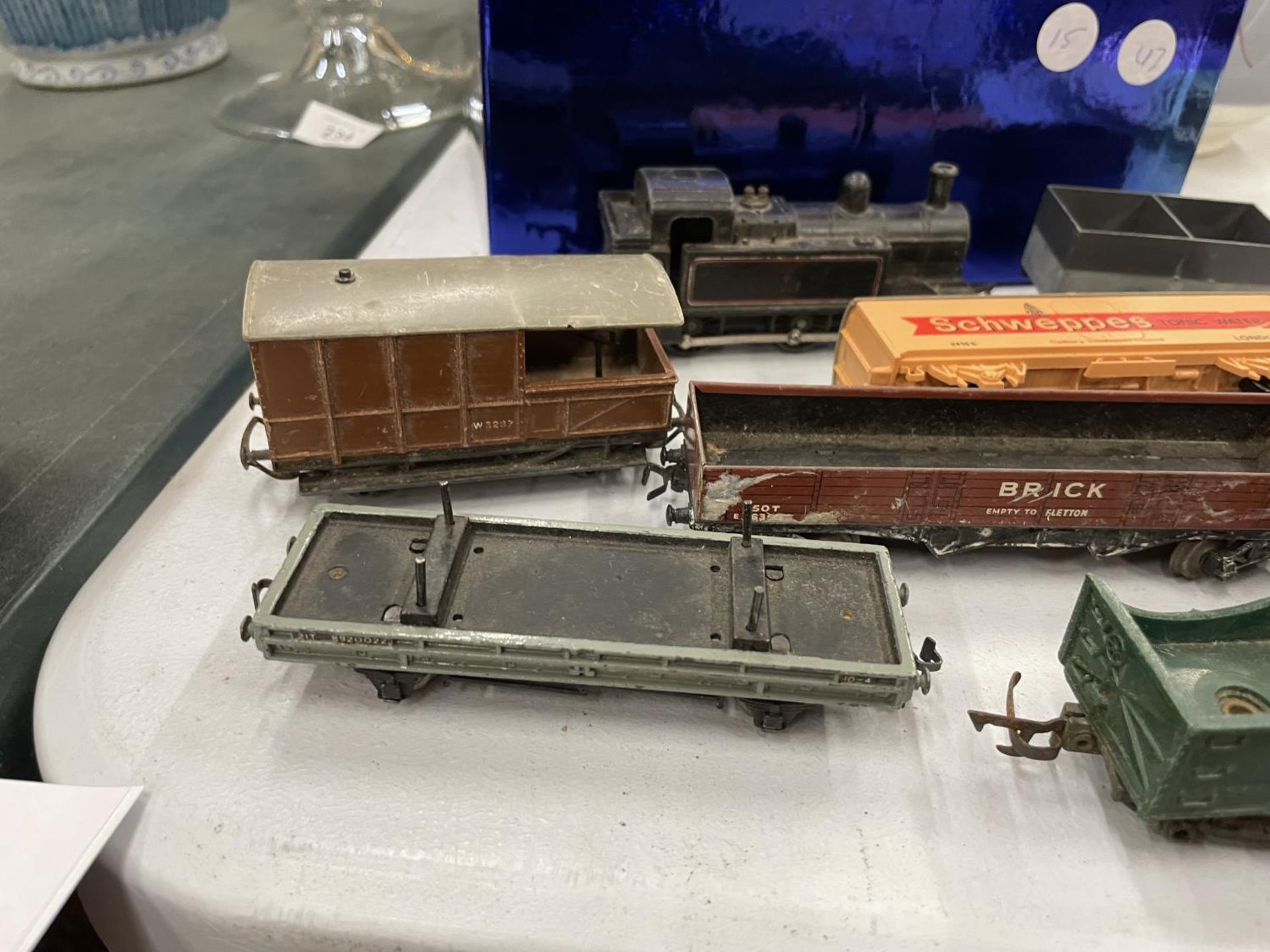 A QUANTITY OF ROLLING STOCK AND SHUNTER TO INCLUDE TRI-ANG AND HORNBY - Image 5 of 5