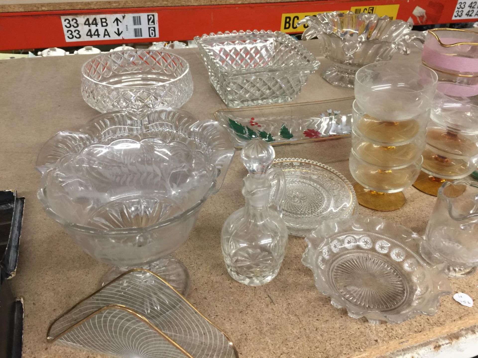 A LARGE AMOUNT OF GLASSWARE TO INCLUDE BOWLS, JUGS, SCENT BOTTLE, PLATES, ETC - Image 4 of 5