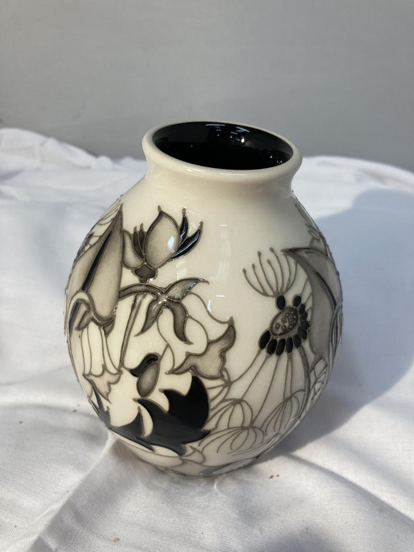 A MOORCROFT TRIAL VASE 6/11/18 BLACKTHORN 5 INCHES TALL - Image 4 of 5