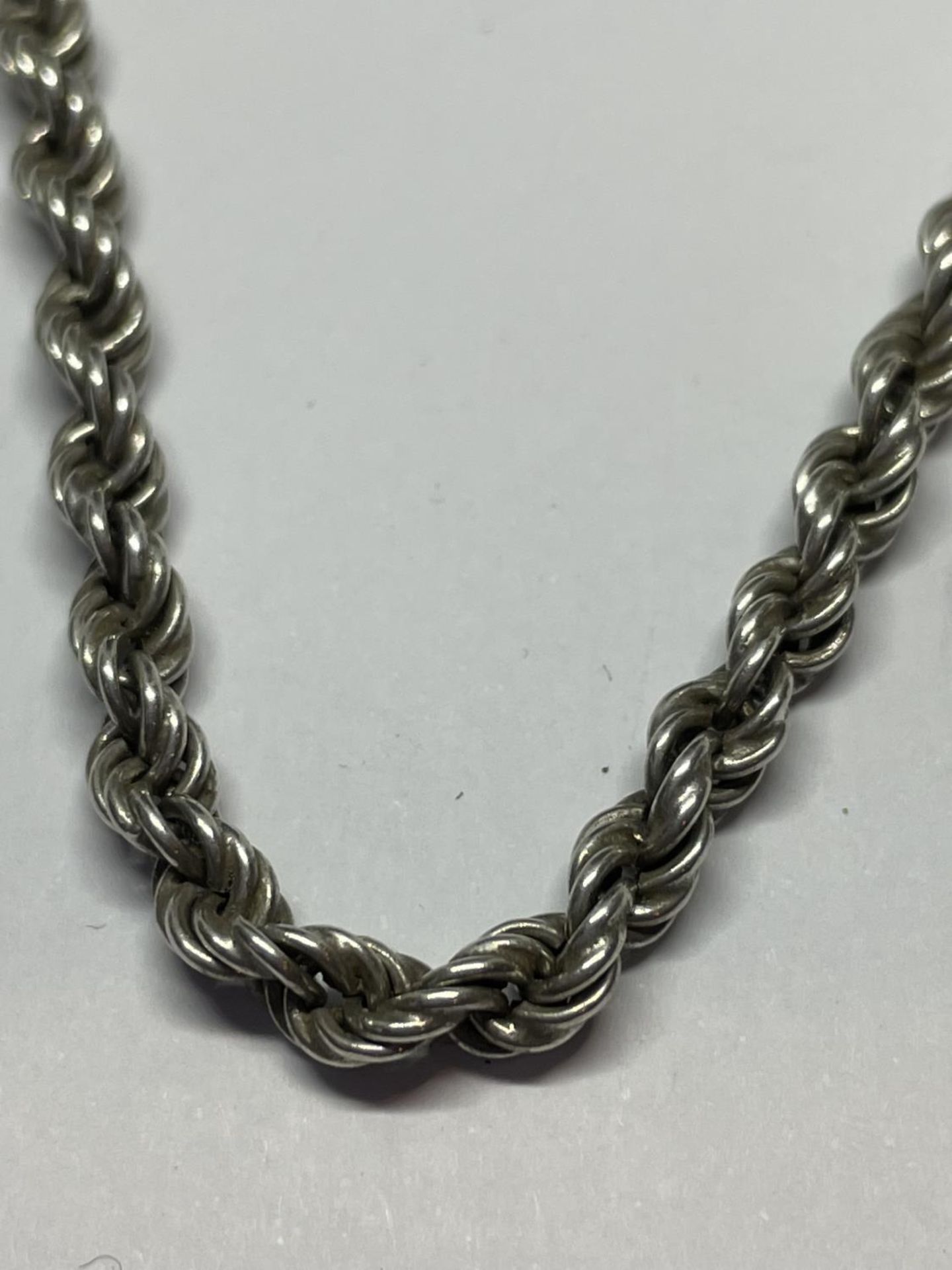 A MARKED SILVER ROPE NECKLACE 60 CM LONG - Image 2 of 3