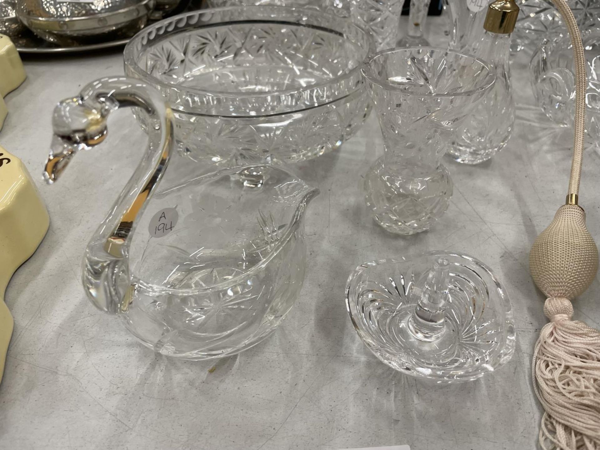 A QUANTITY OF CUT GLASS ITEMS TO INCLUDE SWAN DISHES, BOWLS, SCENT BOTTLE, VASES, ETC - Image 5 of 6