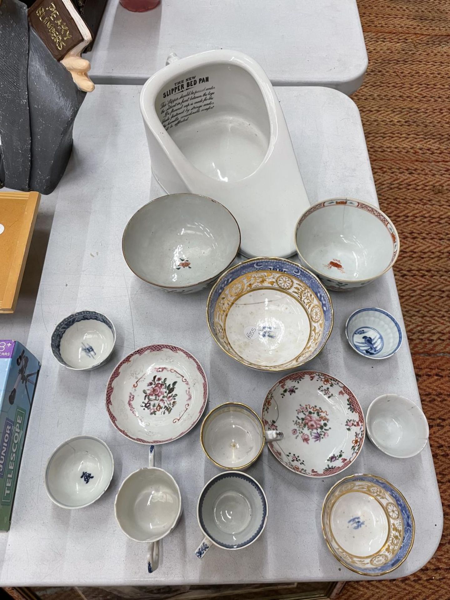 A QUANTITY OF ORIENTAL STYLE TEA BOWLS AND CUPS PLUS A SLIPPER BED PAN
