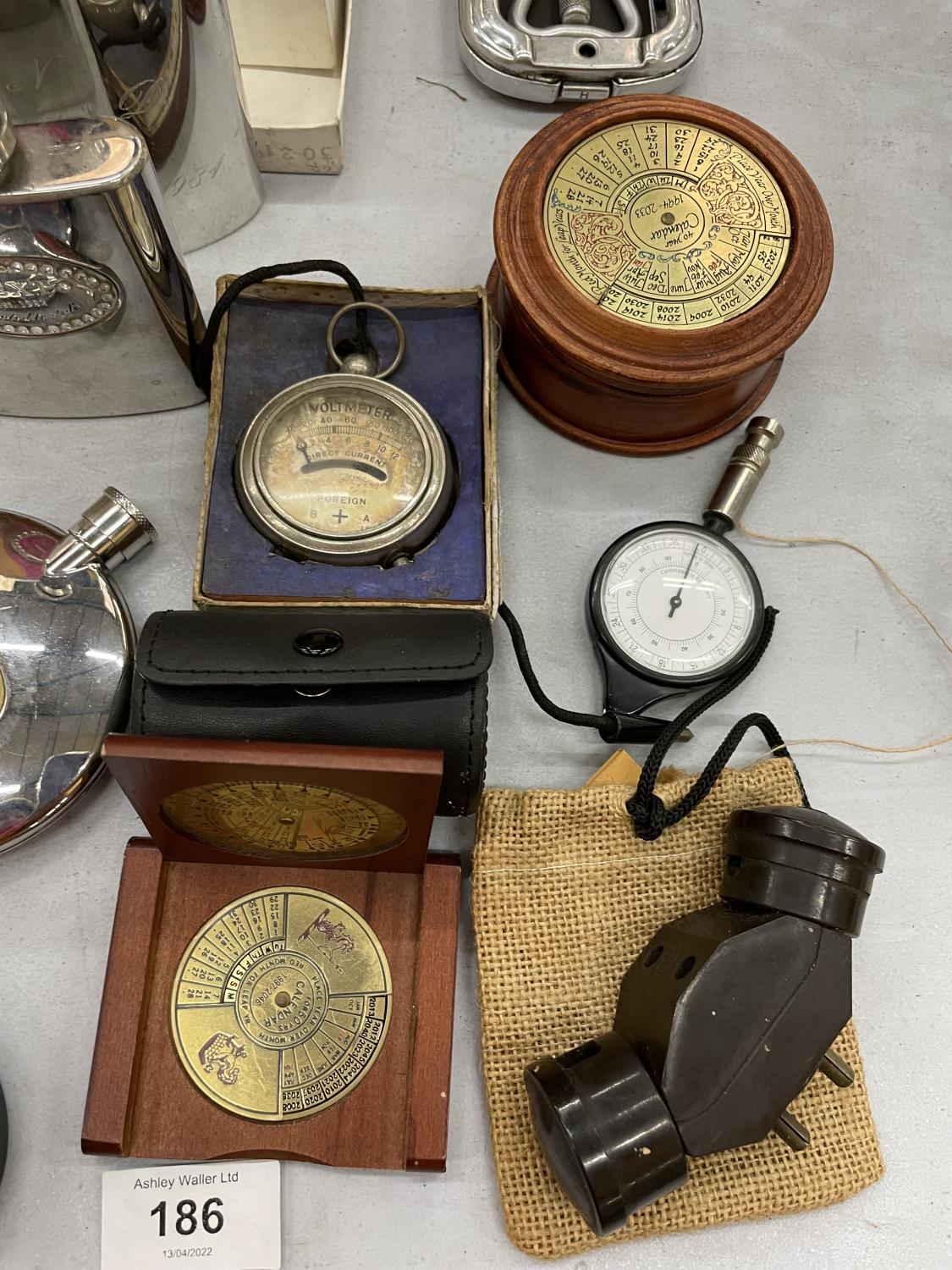 A VINTAGE TIN CONTAINING HIP FLASKS, COMPASSES, ROLLS RAZOR, ETC - Bild 2 aus 5