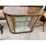 A MID 20TH CENTURY OAK BARGET VIL DISPLAY CABINET WITH SLIDING DOORS AND OPENING SIDE PANELS, 41"