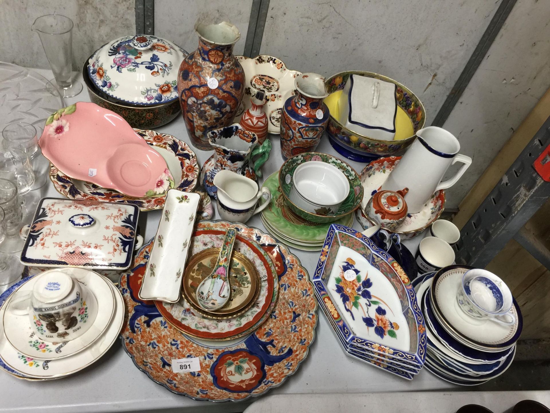 A COLLECTION OF CERAMICS TO INCLUDE AN IMARI PLATE- A/F, MASONS JUG- A/F, CROWN DUCAL BOWL, VASES,